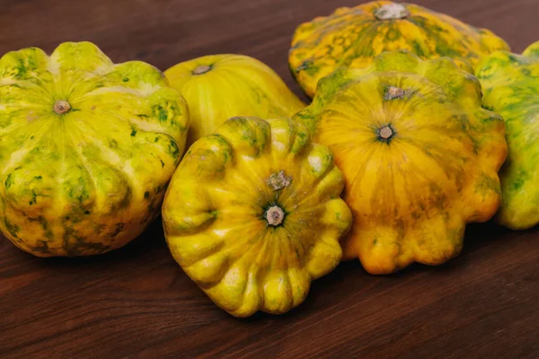 Färgglada Pattypan Squash Trä Bakgrund — Stockfoto