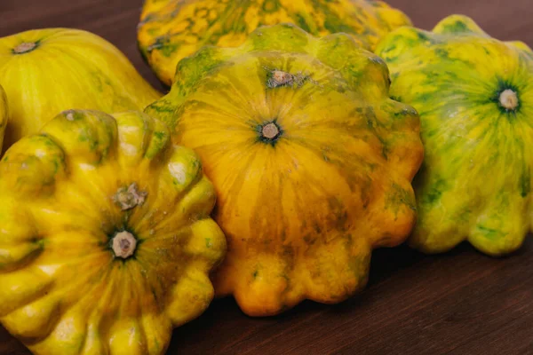 Colorido Pattypan Squash Fundo Madeira — Fotografia de Stock