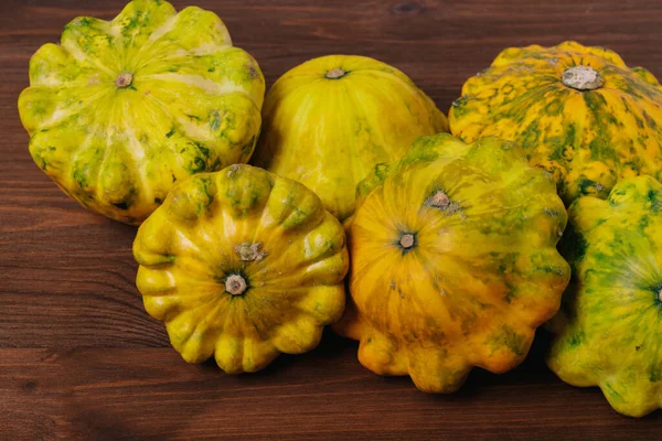 Färgglada Pattypan Squash Trä Bakgrund — Stockfoto