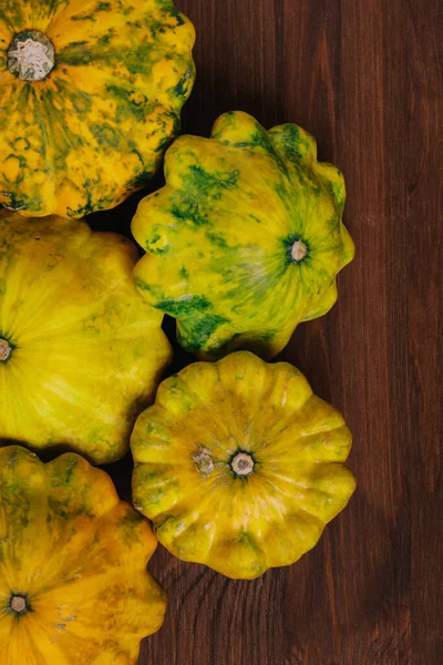 Colorido Pattypan Squash Fundo Madeira — Fotografia de Stock