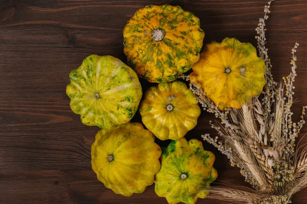 Squash Pattypan Colorido Com Monte Ervas Fundo Madeira Vista Superior — Fotografia de Stock