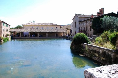 San Quirico d'Orcia, Siena, Toskana / - İtalya - Eylül 09 2009: merkezi kare, Springs kare, Bagno Vignoni onun büyük havuzu (Hamam, St. Catherine ile).
