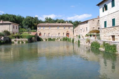 San Quirico d'Orcia, Siena, Toskana / - İtalya - Eylül 09 2009: merkezi kare, Springs kare, Bagno Vignoni onun büyük havuzu (Hamam, St. Catherine ile).