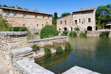 San Quirico d'Orcia, Siena, Toskana / - İtalya - Eylül 09 2009: merkezi kare, Springs kare, Bagno Vignoni onun büyük havuzu (Hamam, St. Catherine ile).
