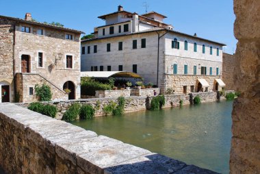 San Quirico d'Orcia, Siena, Toskana / - İtalya - Eylül 09 2009: merkezi kare, Springs kare, Bagno Vignoni onun büyük havuzu (Hamam, St. Catherine ile).