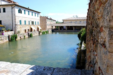 San Quirico d'Orcia, Siena, Toskana / - İtalya - Eylül 09 2009: merkezi kare, Springs kare, Bagno Vignoni onun büyük havuzu (Hamam, St. Catherine ile).