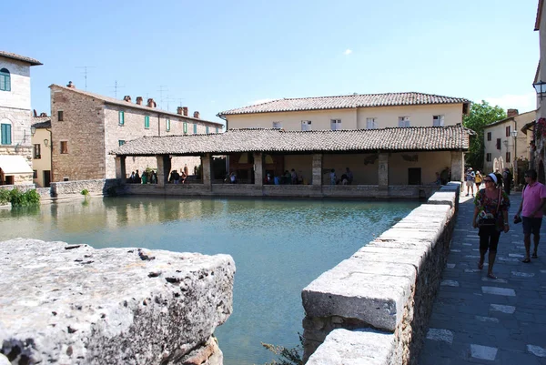 San Quirico d'Orcia, Siena, Toskana / - İtalya - Eylül 09 2009: merkezi kare, Springs kare, Bagno Vignoni onun büyük havuzu (Hamam, St. Catherine ile).