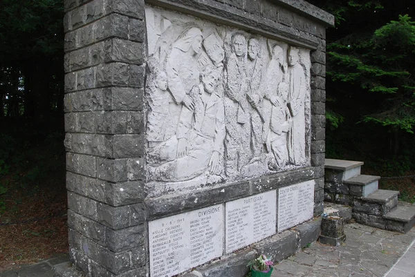 Памятник Партизанской Христианской Дивизии Cento Croci Перевале Centocroci Varese Ligure — стоковое фото