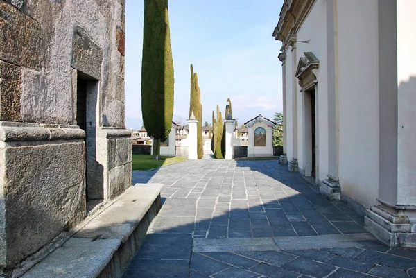 Kilise Sant'Abbondio ve Via Crucis adlı Gentilino - Collina d'Oro, Canton Ticino, İsviçre, 11 Şubat 2018.