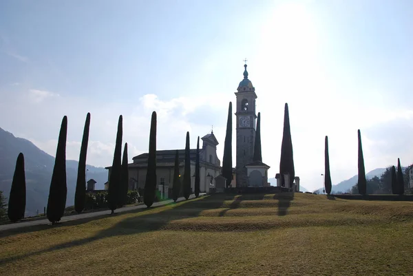Kilise Sant'Abbondio ve Via Crucis adlı Gentilino - Collina d'Oro, Canton Ticino, İsviçre, 11 Şubat 2018.