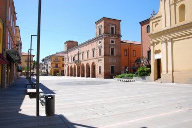 Castel Bolognese, Ravenna, Emilia Romagna bölgesindeki / İtalya - 22 Nisan 2018: şehrin ana Meydanı.
