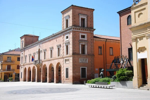 Castel Bolognese, Ravenna, Emilia Romagna bölgesindeki / İtalya - 22 Nisan 2018: şehrin ana Meydanı.