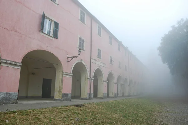 Sanctuary Soviore - Monterosso al Mare, La Spezia, Liguria, İtalya, sisli gün 9 Haziran 2018.