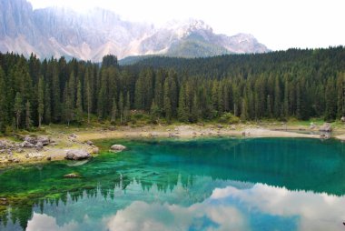 Carezza Lake (Alman Karersee) Nova Levante, South Tyrol, Trentino Alto Adige, İtalya, 31 Ağustos 2011.