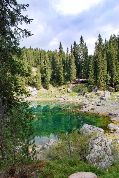 Carezza Lake (Alman Karersee) Nova Levante, South Tyrol, Trentino Alto Adige, İtalya, 31 Ağustos 2011.