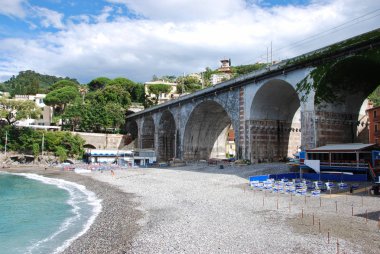 Zoagli, Genova, Liguria / İtalya - 14 Haziran 2018: Eski Zoagli kasabasındaki demiryolu köprüsü.