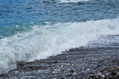 Kayaların ve taşların Zoagli, Genova, Liguria, İtalya, 14 Haziran 2018, deniz kıyısında.