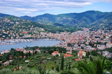 Rapallo ve Sant'Ambrogio Zoagli, Genova, Liguria, İtalya, 14 Haziran 2018, yuvasından Cityscape.