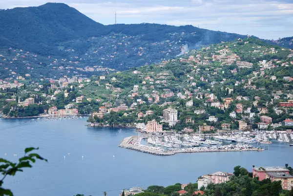 Rapallo ve Sant'Ambrogio Zoagli, Genova, Liguria, İtalya, 14 Haziran 2018, yuvasından Cityscape.