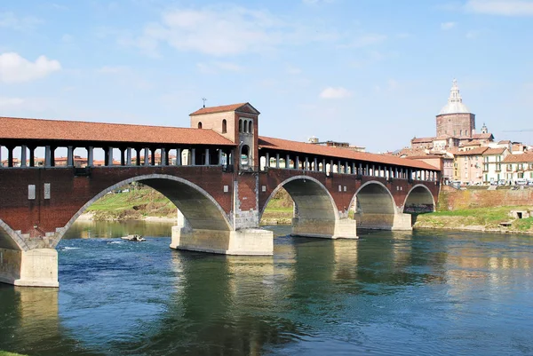 Nehir Ticino Pavia, Lombardiya, İtalya, 11 Mart 2011 itibariyle köprüden kapalı.