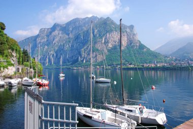 Malgrate, Lecco, Lombardy / İtalya - 14 Nisan 2017: Malgrate, Lecco, Lombardy, İtalya 'da Como Gölü Lakefront.