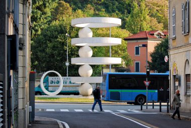 Camerlata kare, Como, Lombardiya, İtalya, 13 Ekim 2018 ortasında akılcı Çeşme.