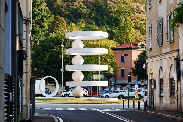 Camerlata kare, Como, Lombardiya, İtalya, 13 Ekim 2018 ortasında akılcı Çeşme.