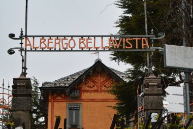 Brunate, Como, Lombardy / İtalya - 29 Şubat 2016: Brunate 'de Bellavista Otel tabelası (Özgürlük Stili)