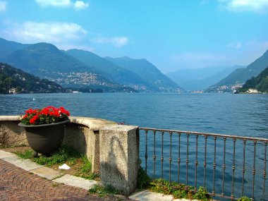 Como Gölü üzerinden Villa Olmo esplanade adlı Como, Lombardiya, İtalya, Temmuz 09 2011.