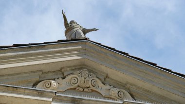 Bissone'deki San Rocco kilisesinin tepesindeki heykel, Kton Ticino, İsviçre, Nisan 30 2019.