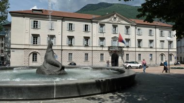 Bellinzona, Canton Ticino / İsviçre - 24 Mayıs 2019: Hükümet Binası önündeki Mühür Pınarı.