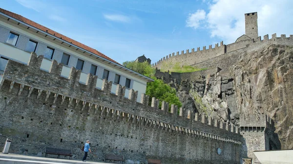 Bellinzona, Canton Ticino / İsviçre - 24 Mayıs 2019: Castelgrande olarak bilinen Bellinzona 'daki üç kalenin en büyüğü.