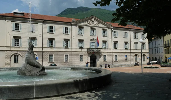 Bellinzona, Canton Ticino / İsviçre - 24 Mayıs 2019: Hükümet Binası önündeki Mühür Pınarı.