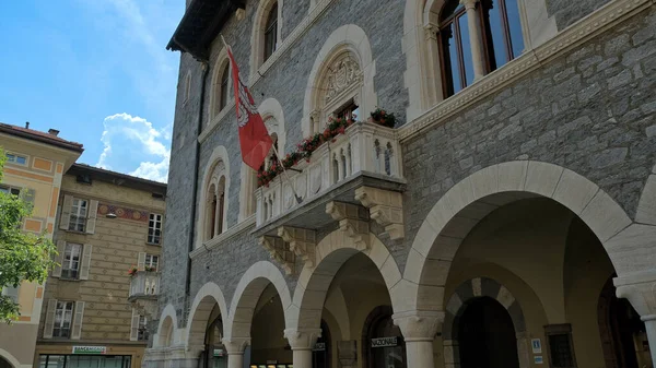 Bellinzona, Canton Ticino / İsviçre - 24 Mayıs 2019 Bellinzona belediye binasının balkonunda bayrak.