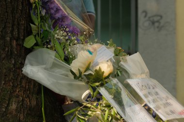 Como, Lombardy / İtalya - 16 Eylül 2020: San Rocco Meydanı 'nda mumlar ve çiçekler, Don Roberto Malgesini' nin bir gün önce öldürüldüğü yer.