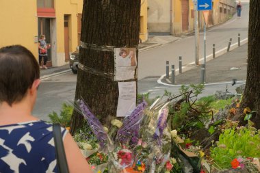 Como, Lombardy / İtalya - 16 Eylül 2020: San Rocco Meydanı 'nda mumlar ve çiçekler, Don Roberto Malgesini' nin bir gün önce öldürüldüğü yer.