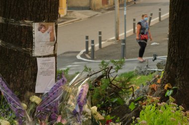 Como, Lombardy / İtalya - 16 Eylül 2020: San Rocco Meydanı 'nda mumlar ve çiçekler, Don Roberto Malgesini' nin bir gün önce öldürüldüğü yer.