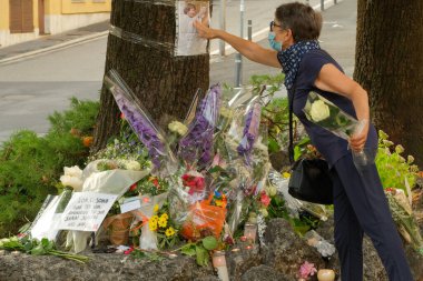 Como, Lombardy / İtalya - 16 Eylül 2020: San Rocco Meydanı 'nda mumlar ve çiçekler, Don Roberto Malgesini' nin bir gün önce öldürüldüğü yer.