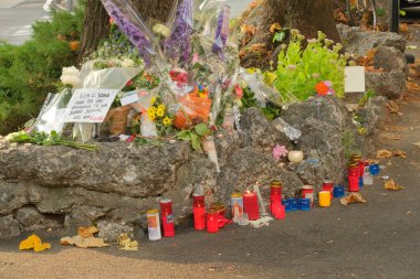 Como, Lombardy / İtalya - 16 Eylül 2020: San Rocco Meydanı 'nda mumlar ve çiçekler, Don Roberto Malgesini' nin bir gün önce öldürüldüğü yer.