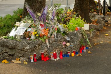 Como, Lombardy / İtalya - 16 Eylül 2020: San Rocco Meydanı 'nda mumlar ve çiçekler, Don Roberto Malgesini' nin bir gün önce öldürüldüğü yer.