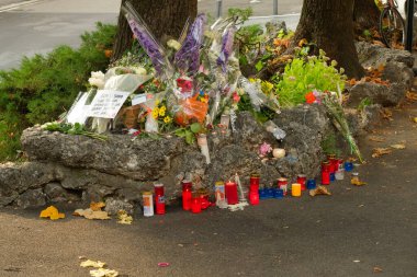 Como, Lombardy / İtalya - 16 Eylül 2020: San Rocco Meydanı 'nda mumlar ve çiçekler, Don Roberto Malgesini' nin bir gün önce öldürüldüğü yer.