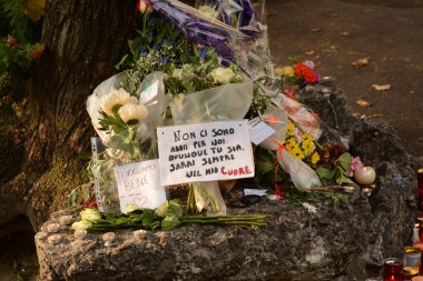 Como, Lombardy / İtalya - 16 Eylül 2020: San Rocco Meydanı 'nda mumlar ve çiçekler, Don Roberto Malgesini' nin bir gün önce öldürüldüğü yer.