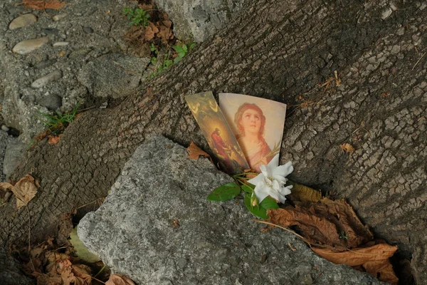 Como ロンバルディア州 イタリア 2020年9月16日 ロベルト マルジェジーニが殺された場所であるサンロッコ広場のキャンドルと花 — ストック写真