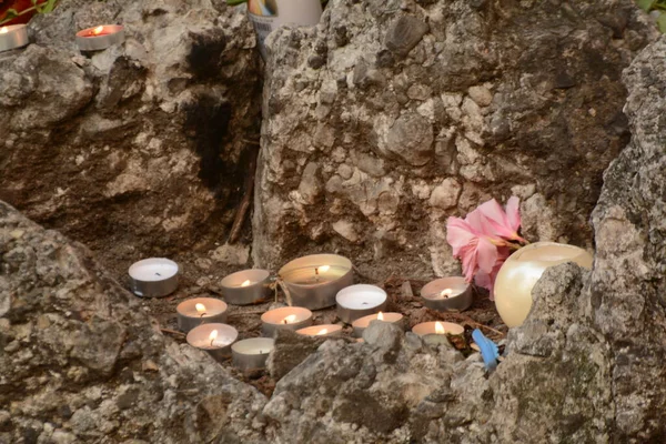 Como ロンバルディア州 イタリア 2020年9月16日 ロベルト マルジェジーニが殺された場所であるサンロッコ広場のキャンドルと花 — ストック写真