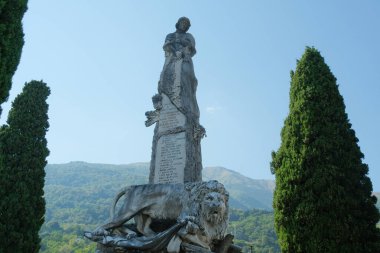 Pianello del Lario, Como, Lombardy / İtalya - 17 Eylül 2020: Pianello del Lario 'da savaş anıtı.