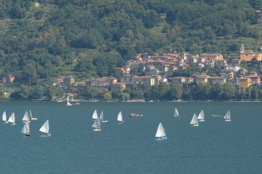 Pianello del Lario, Como, Lombardy / İtalya - 17 Eylül 2020: Como Gölü 'ndeki yelkenliler.