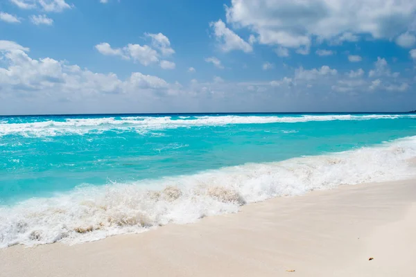 Pantai Cancun di hari yang cerah — Stok Foto