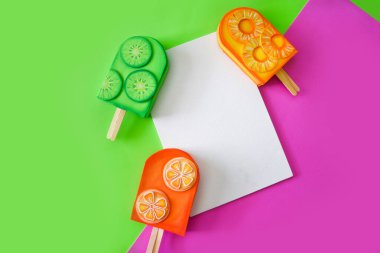 Eğlenceli renkli buzlu dondurma arkaplanı