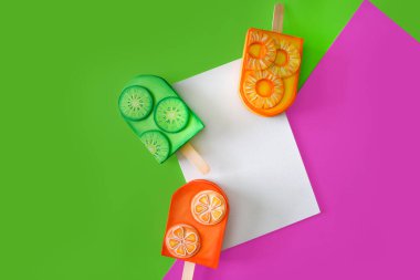 Eğlenceli renkli buzlu dondurma arkaplanı