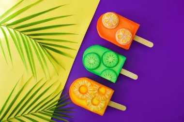 Eğlenceli renkli buzlu dondurma arkaplanı